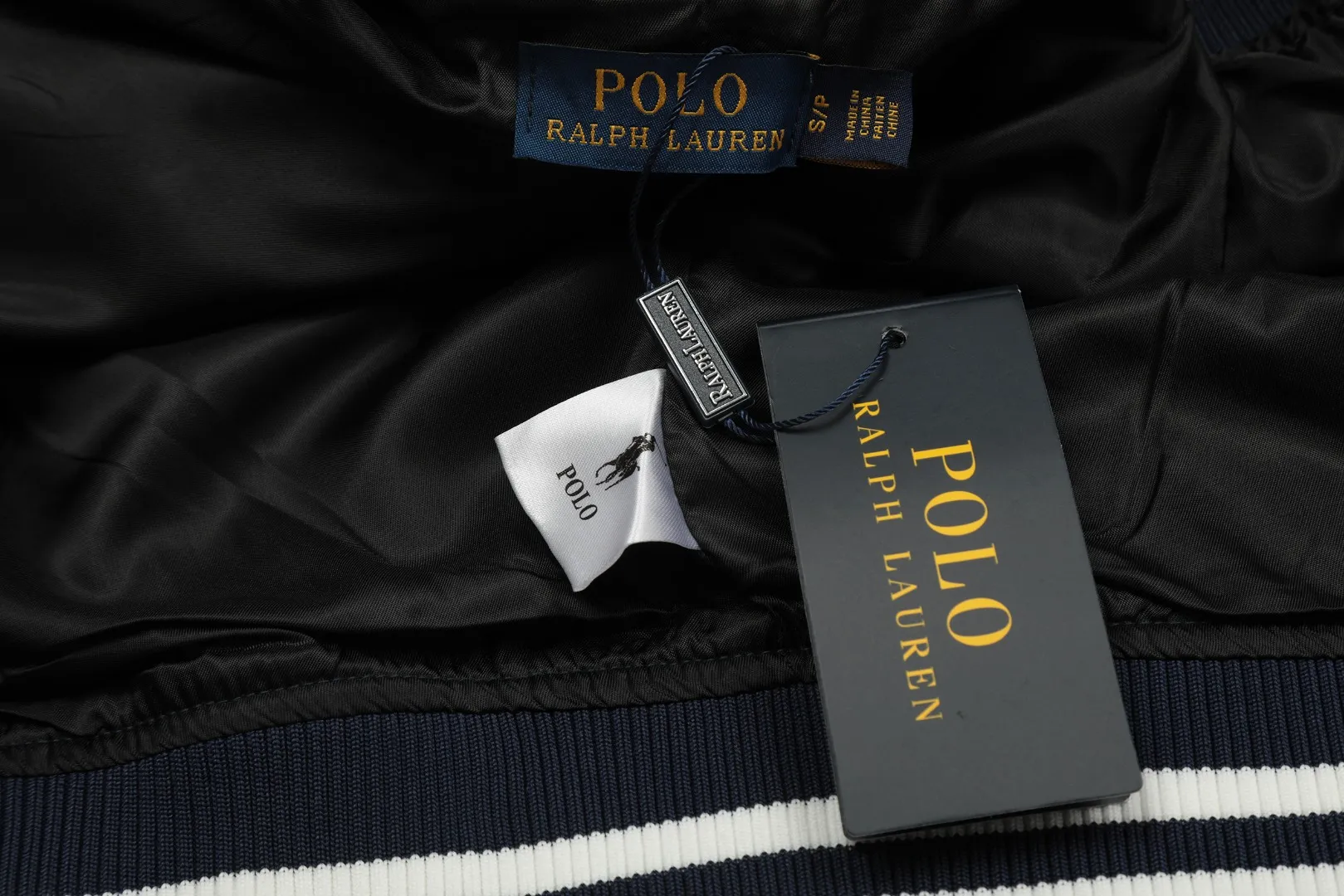 P300 Top quality" Style number: 8087# [Ralph Lauren American retro pony embroidery splicing baseball uniform] ✅Ralph Lauren classic basic wool splicing leather star's same baseball jacket ✅YB mold opening piqué twill 60 wool fabric Differentiated from the market polyester wool substandard ✅shoulder splicing soft lambskin custom laser embossed RL original four-button four-strand thickened custom thread ✅This style is on the short side and the upper body is very flattering. Versatile style YYDS~ ✅The upper body is simple and easy to match. A must-have for goddess ootd. Good-looking clothes are never picky. A must-have in the goddess’ wardrobe. Size: S-XL Color: Navy Blue
